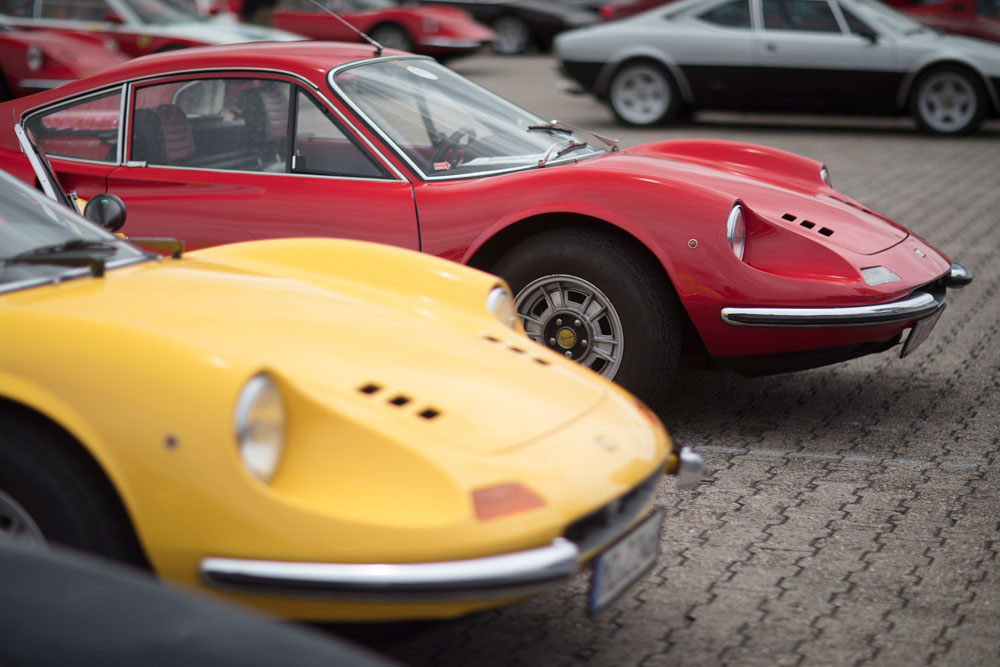 Ferrari Dino. Auch die Klassiker waren zu sehen.