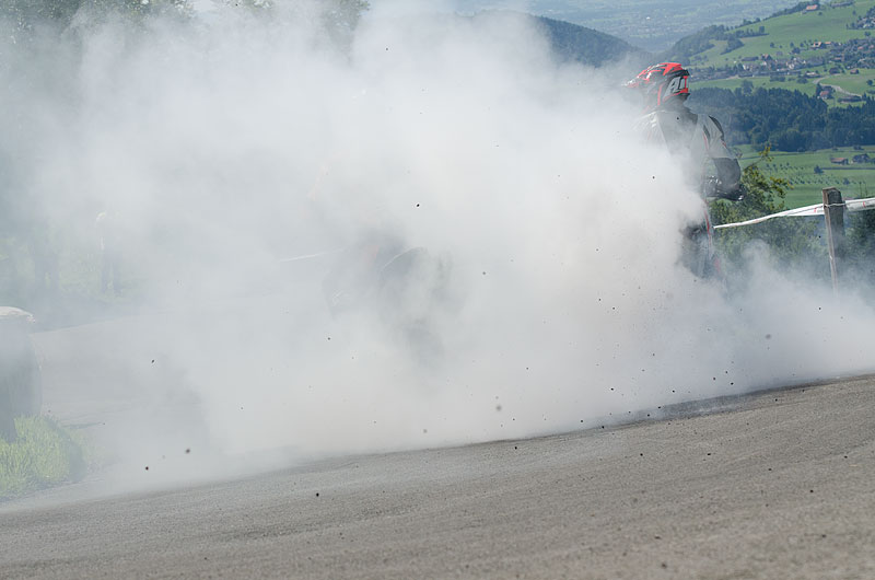 Nur noch Rauch und Gummi.