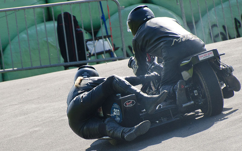 Voller Körpereinsatz: Richard Pouwels mit Kim Van Loom-Pouwels auf ihrer Harley Davidson Ironhead mit 1000ccm aus dem Jahre 1971.