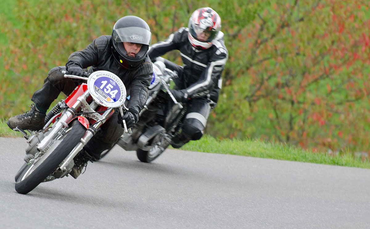 Tony Zurfluh mit seiner Ducati Mark 3, 1968, mit 250 ccm3, 1 Zylinder mit 25 PS dicht gefolgt von Jens Buholzer auf einer Seeley 500, Jahrgang 1969 mit 500 ccm3, 1 Zylinder mit 45 PS.