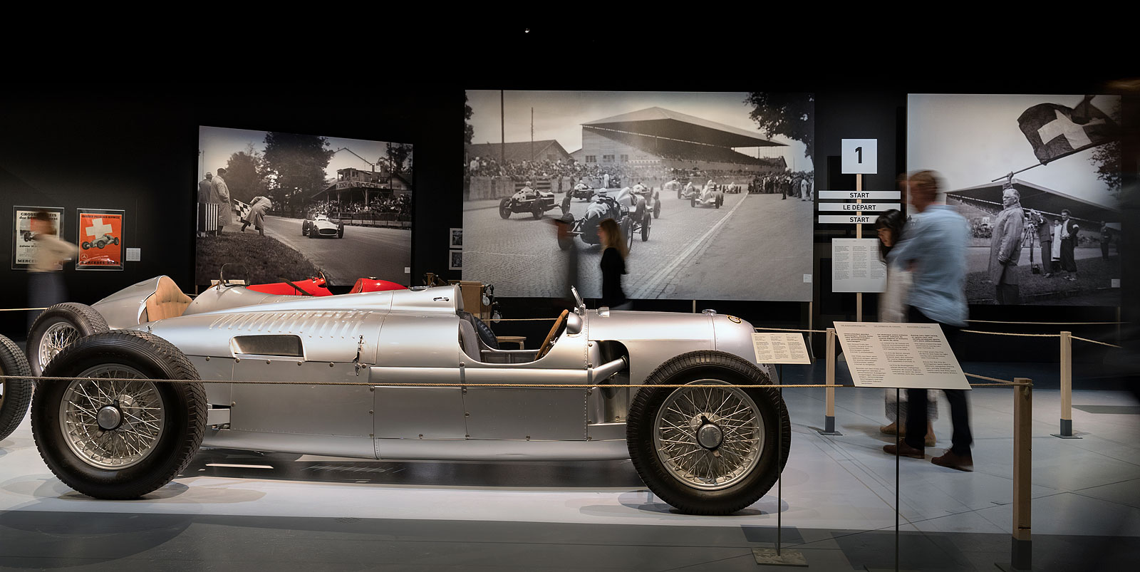 Blick in die Ausstellung «Grand Prix Suisse 1934–54. Bern im Rennfieber» © Bernisches Historisches Museum, Bern. Foto Christine Moor